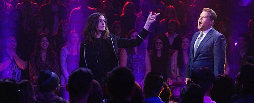 „Drop the Mic“: James Corden im Rap-Battle mit Anne Hathaway – Bild: CBS