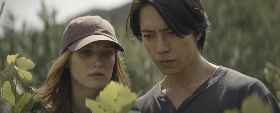 „Drops of God“ mit Fleur Geffrier (l.) und Tomohisa Yamashita – Bild: Apple TV+