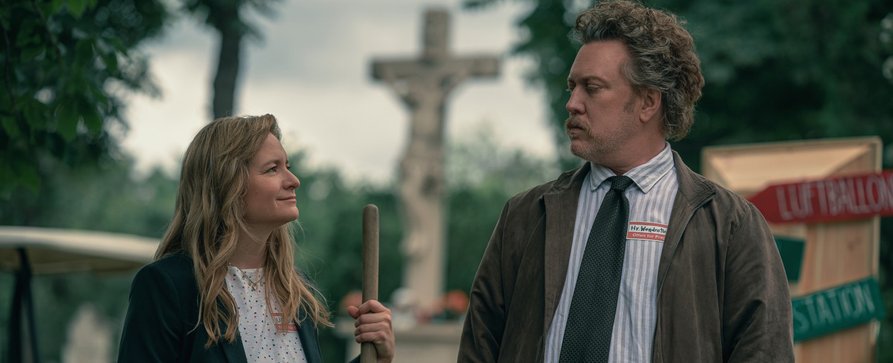 [UPDATE] „Drunter und Drüber“: Starttermin und Trailer für morbide Friedhofscomedy mit Jentsch und Ofczarek („Der Pass“) – Prime Video veröffentlicht neue österreichische Eigenproduktion – Bild: Nikolette Kustos/​Prime Video