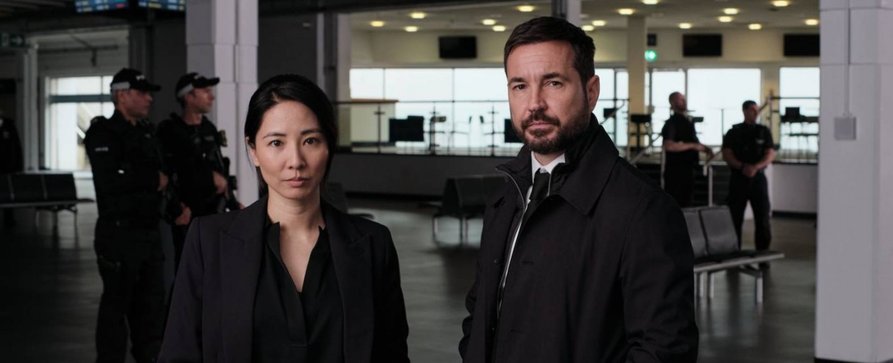 „Red Eye“: Trailer und Starttermin zur zweiten Staffel des erfolgreichen Actionthrillers – Polizistin Hana Li muss Mordfall in abgeriegelter Botschaft lösen – Bild: ITV „Red Eye“: Trailer und Starttermin zur zweiten Staffel des erfolgreichen Actionthrillers – Polizistin Hana Li muss Mordfall in abgeriegelter Botschaft lösen – Bild: ITV