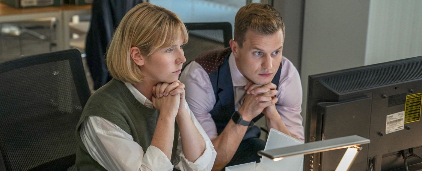 „Karen Pirie – Echo einer Mordnacht“ mit Lauren Lyle verzichtet auf Sozialkunde und Serienmörder – Review – Humor, Spannung und schottisches Flair prägen Krimi nach Bestseller von Val McDermid – Bild: ZDF /​ Ryan Kernaghan