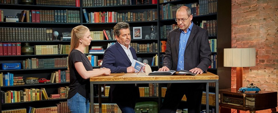 „Du ahnst es nicht!“: Thomas Anders (m.) und Markus Weidenbach (r.) mit einem Gast der Sendung – Bild: ZDF/Nora Erdmann