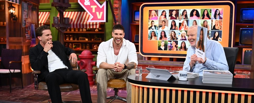 „Du gewinnst hier nicht die Million“: (v. l.) „Die Bachelors“ Felix und Martin sowie Moderator Stefan Raab – Bild: RTL/Raab Entertainment/Julia Feldhagen