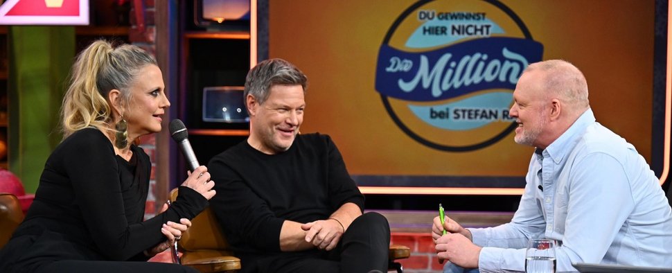 „Du gewinnst hier nicht die Million“: (v. l.) Barbara Schöneberger, Robert Habeck und Stefan Raab – Bild: RTL/Raab Entertainment/Julia Feldhagen