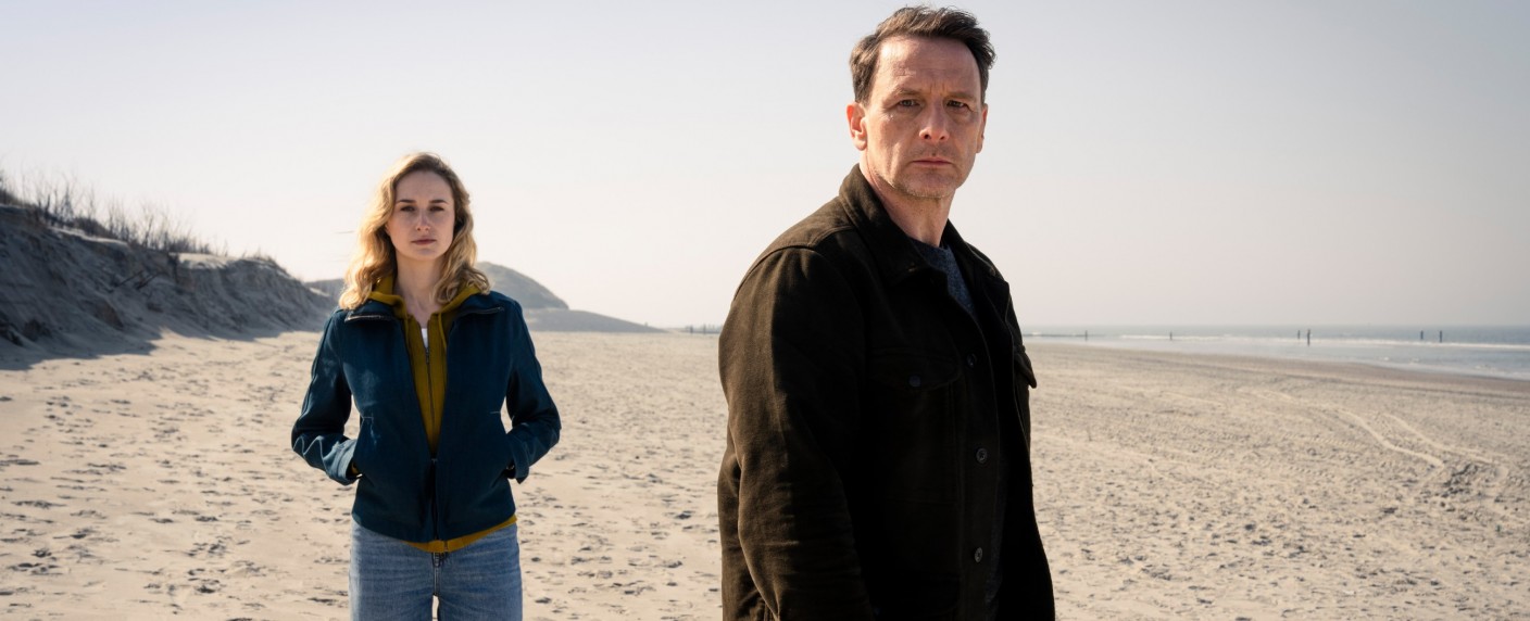 [UPDATE] „Dünentod“: Neue Krimireihe mit Hendrik Duryn („Der Lehrer“) erhält Starttermin – Auch „Sonderlage“ und „Auris“ werden 2023 im Free-TV gezeigt – Bild: RTL/​Stephan Rabold