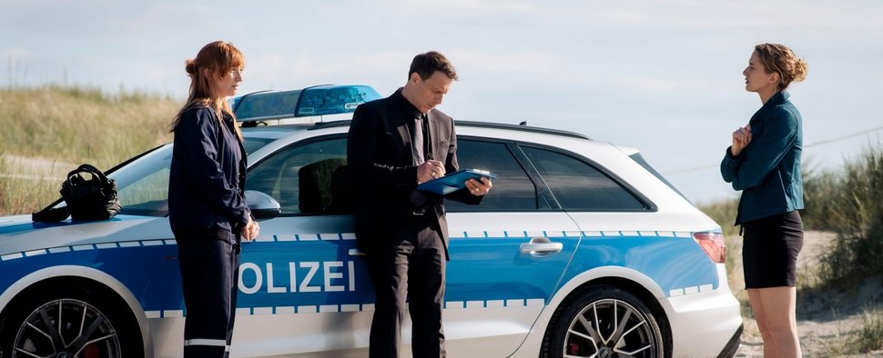 „Dünentod“: (v. l.) Claudia Bevenkamp (Kaya Marie Möller), Tjark Wolf (Hendrik Duryn) und Femke Folkmer (Pia Barucki) – Bild: RTL/Gordon Muehle
