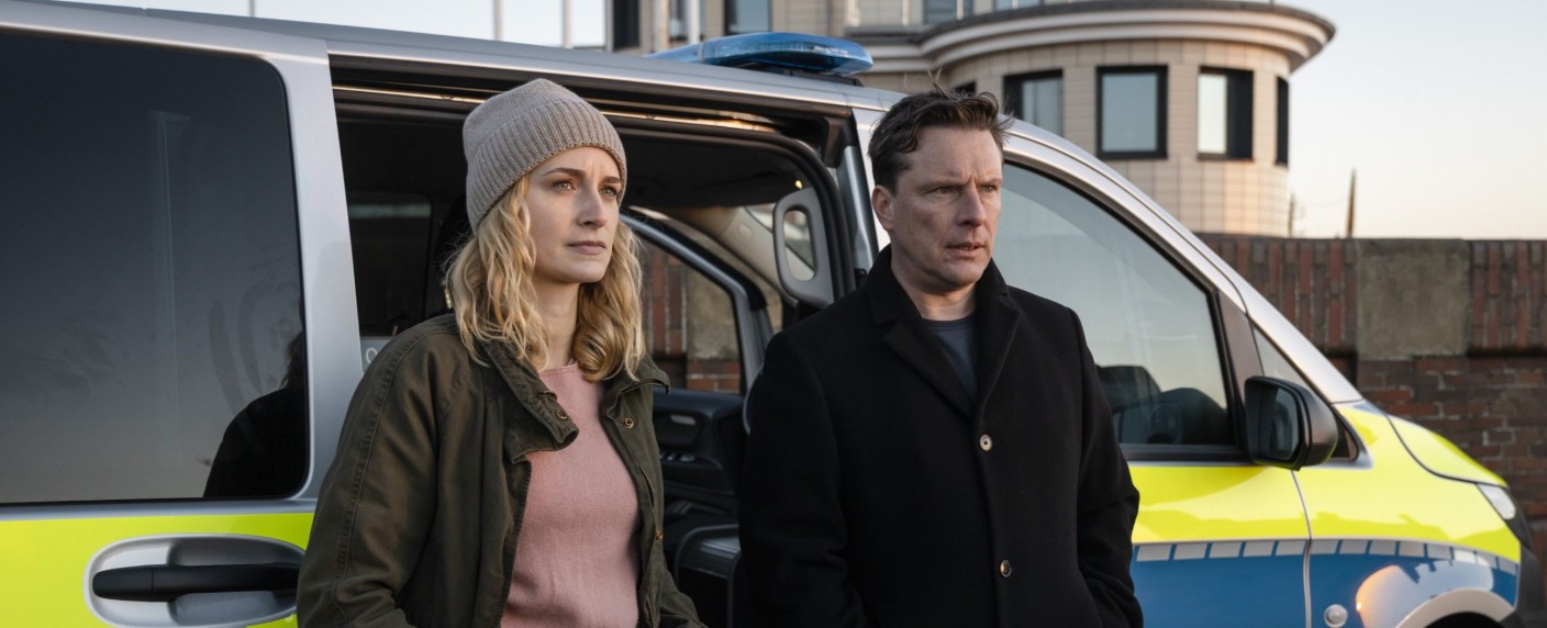 Quoten: „Dünentod“ überzeugt erneut, „Die Rosenheim-Cops“ schlagen DFB-Pokal – „Navy CIS“ und „Navy CIS: L.A.“ schmieren ab, „Hartz und herzlich“ dreht auf – Bild: RTL/​Stephan Rabold