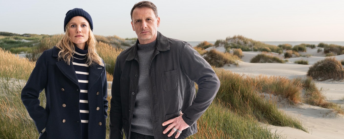 „Dünentod“: Neue Partnerin für Hendrik Duryn gefunden – Isabel Thierauch wird neue Hauptkommissarin im RTL-„Nordsee-Krimi“ – Bild: RTL/​MadeFor/​Aki Pfeiffer