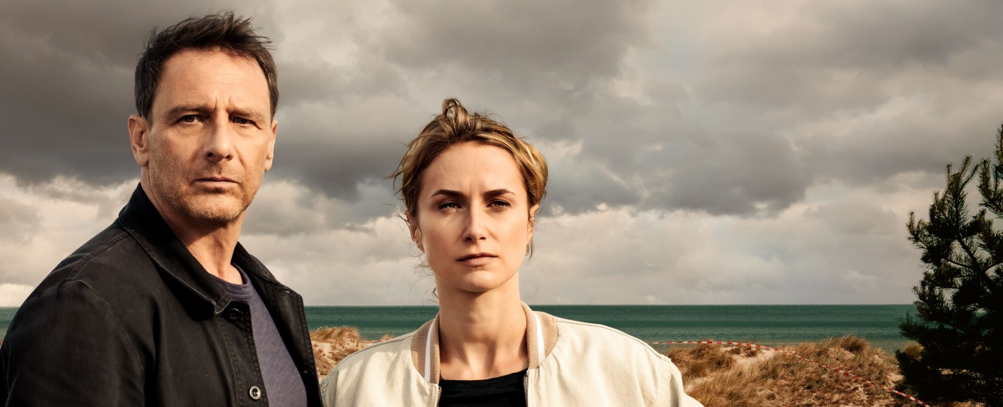 „Dünentod“-Fortsetzung und neue Krimis am „tödlichen Dienst-Tag“ von RTL – Verbrechen an der Nordsee, in Duisburg und Bamberg – Bild: RTL/​Gordon Muehle