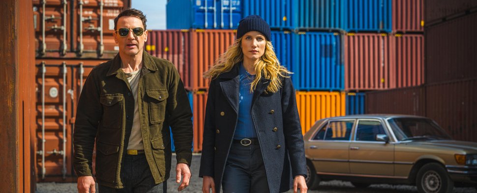 „Dünentod – Ein Nordsee-Krimi“ mit Tjark Wolf (Hendrik Duryn) und Fredericke Olsen (Isabel Thierauch) – Bild: RTL/MadeFor/Stanislav Honzík
