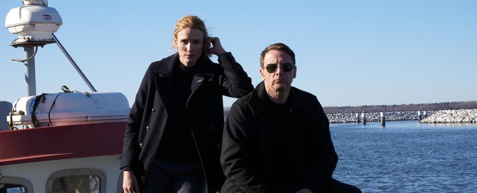 „Dünentod – Ein Nordsee-Krimi“: Tjark Wolf (Hendrik Duryn) und Fredericke Olsen (Isabel Thierauch) – Bild: RTL