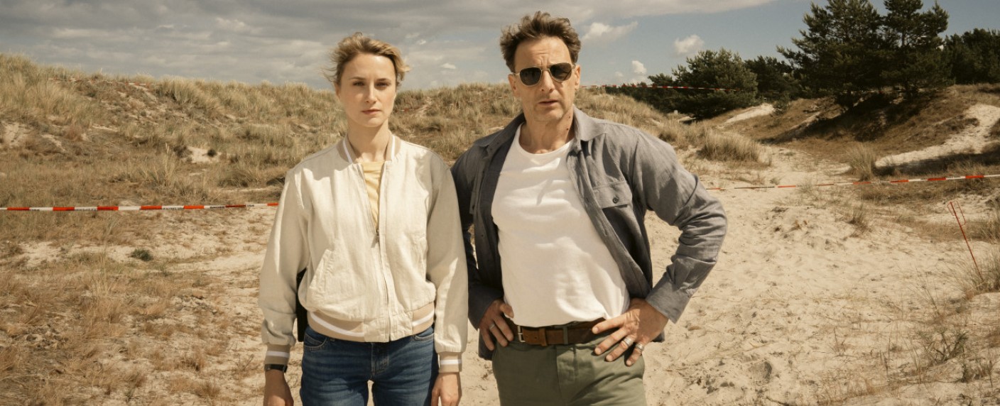 RTL will mehr „Dünentod“: Neue Folgen der Krimi-Reihe werden gedreht – „Nordsee-Krimi“ mit Pia Barucki und Hendrik Duryn – Bild: RTL/​Christine Schroeder
