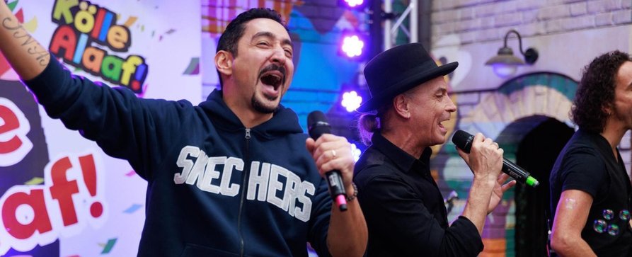 Karnevalsstimmung bei „Unter uns“: Kölner Kult-Band und Rapper als prominente Gäste – Brings und Eko Fresh an Weiberfastnacht in der Schillerallee – Bild: RTL/Sebastian Meyer Karnevalsstimmung bei „Unter uns“: Kölner Kult-Band und Rapper als prominente Gäste – Brings und Eko Fresh an Weiberfastnacht in der Schillerallee – Bild: RTL/Sebastian Meyer