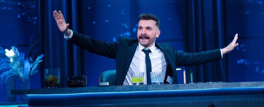 „Edins Neo Night“ mit Edin Hasanović: Aus nach zwei Staffeln – ZDFneo beendet erfolglose Late-Night-Show – Bild: ZDF/Ben Knabe „Edins Neo Night“ mit Edin Hasanović: Aus nach zwei Staffeln – ZDFneo beendet erfolglose Late-Night-Show – Bild: ZDF/Ben Knabe