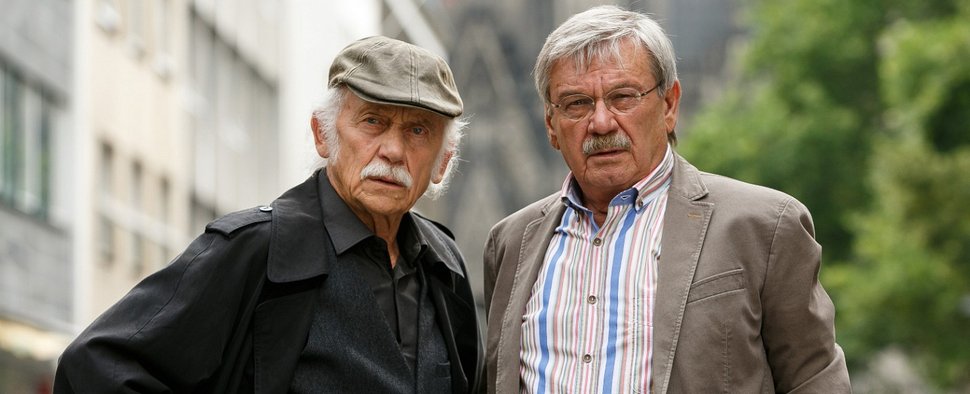 Edwin Bremer (Tilo Prückner, l.) und Günter Hoffmann (Wolfgang Winkler, r.) sind die „Rentnercops“ – Bild: ARD/Kai Schulz