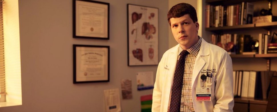 Der Leberarzt, dem seine Ehefrau nicht mehr vertraut: Dr. Toby Fleishman (Jesse Eisenberg) in seinem Büro – Bild: Disney+ / Hulu