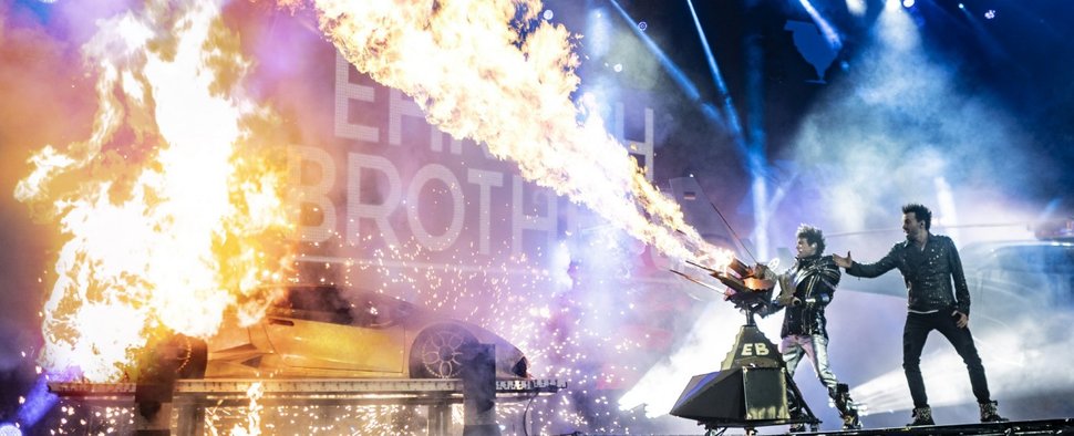 Heizten dem Publikum ordentlich rein: Die Ehrlich Brothers mit ihrer neuen Stadionshow „FLASH“ – Bild: TVNOW / Sebastian KonoPIX