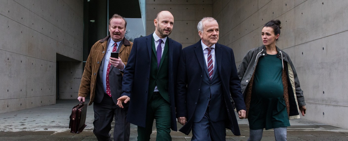 Quoten: „Eichwald, MdB“ bleibt Totalausfall, „Rambo“ überzeugt bei RTL II – Campingkomödie im Ersten siegt, „Bones“-Aufguss bei VOX unspektakulär – Bild: ZDF und Maor Waisburd