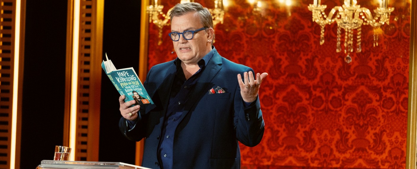 Quoten: Hape-Kerkeling-Abend enttäuscht, „Comedy Märchenstunde“ mit starkem Auftakt – „Familie Bundschuh“ holt Tagessieg, „Young Sheldon“ und „Simpsons“ tun sich schwer – Bild: RTL/​Hendrik Lüders