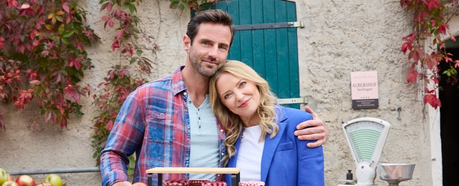 „Ein Hof zum Verlieben“: Überraschende Umbesetzung einer Hauptrolle – Stefan König ersetzt Moritz Otto in Vorabendserie mit Diana Staehly – Bild: Sat.1/​Svenja Blobel