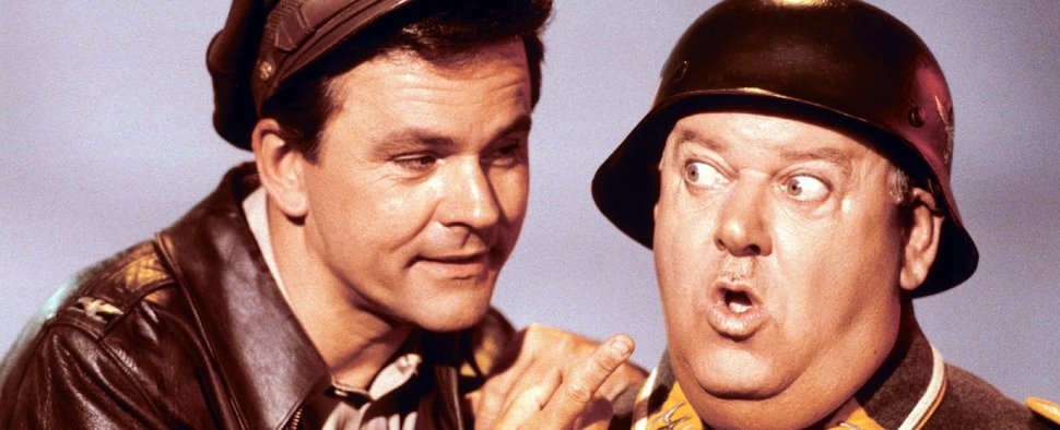 „Ein Käfig voller Helden“: Colonel Hogan (Bob Crane, l.) und Feldwebel Schultz (John Banner, r.) – Bild: RTL Nitro