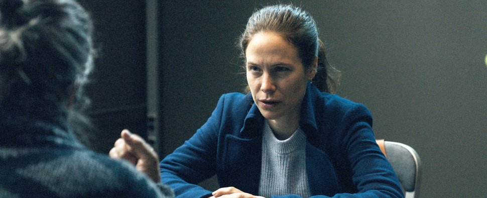 Sarah (Caroline Dhavernas, re.) gibt ihre Aussage zu Protokoll, doch die Abläufe in der Mordnacht werfen Fragen auf. – Bild: Lou Scamble