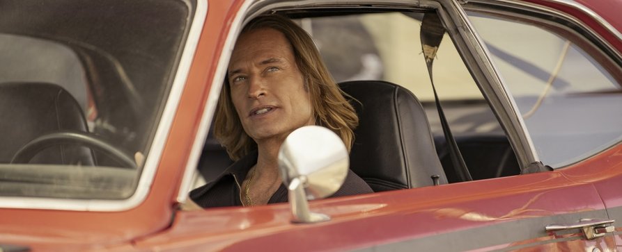 „Duster“: Autostunts mit Fönfrisur – Review – RTL+-Serie mit „Lost“-Star Josh Holloway ist von einer herrlich unangestrengten Lässigkeit – Bild: Max/​RTL+
