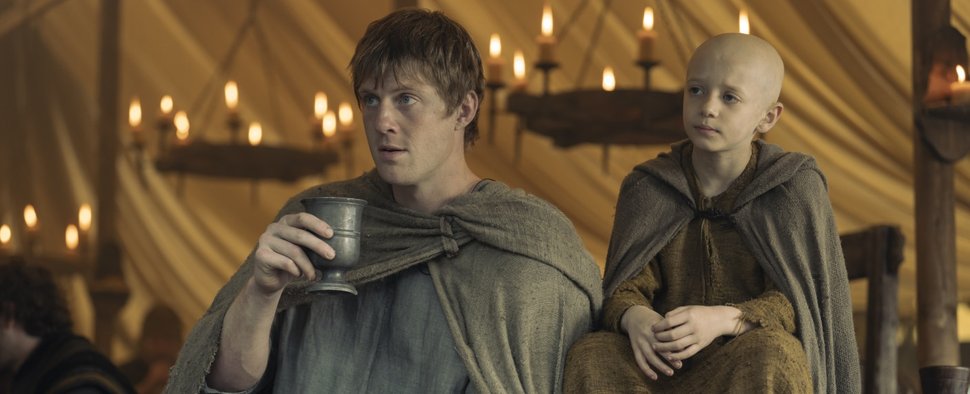 Ein Prost aufs Heckenrittertum! Dunk (Peter Claffey) und Egg (Dexter Sol Ansell) bereiten sich gebührend aufs Turnier vor. – Bild: HBO Max