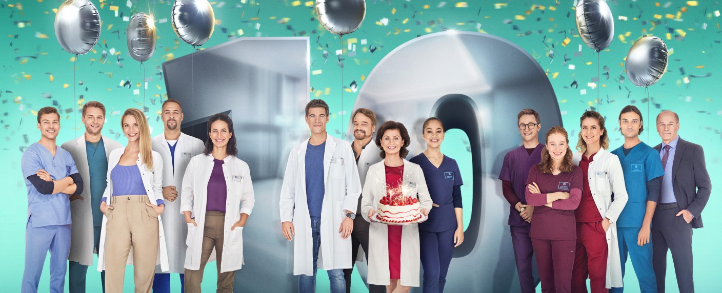 „In aller Freundschaft – Die jungen Ärzte“: Das passiert in der Jubiläums-Folge – Johannes-Thal-Klinikum feiert seinen zehnten Geburtstag – Bild: ARD/​BDA Creative/​Markus Nass