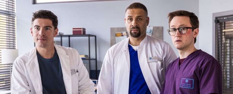 Ein schwieriger Fall wartet auf Dr. Ahlbeck (Philipp Danne, l.), Dr. Moreau (Mike Adler, m.) und Oliver Probst (Arne Kertész, r.) – Bild: ARD/Michael Kremer