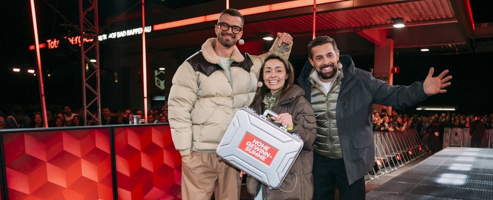 „Ein sehr gutes Quiz (mit hoher Gewinnsumme)“: Joko & Klaas mit Gewinnerin Alina – Bild: Joyn/Julian Mathieu