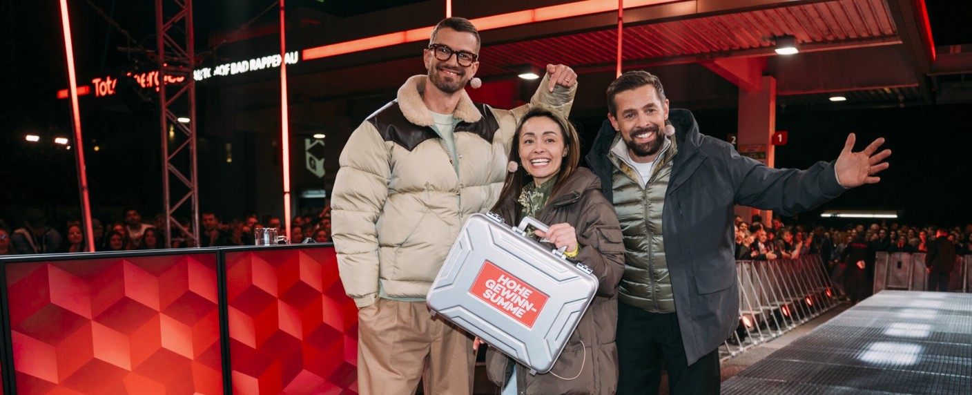 Quoten: „Ein sehr gutes Quiz“ mit Joko & Klaas schlägt „Drei gegen Einen“ in der jungen Zielgruppe deutlich – „Blutspur Antwerpen“ und „Der Quiz-Champion“ dominieren Samstagabend – Bild: Joyn/​Julian Mathieu