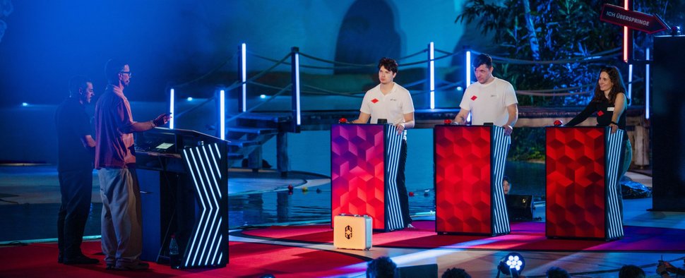 „Ein sehr gutes Quiz (mit hoher Gewinnsumme)“ meldete sich diesmal aus dem Tropical Islands in Krausnick-Groß Wasserburg in Brandenburg. – Bild: Joyn/Joshua Schneider