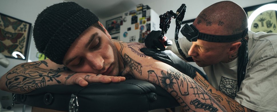 Ein Tattoo-Artist bei der Arbeit in der neuen ARD-Dokureihe „Flaesh“ – Bild: ARD Kultur/MDR/Jan Rosemann
