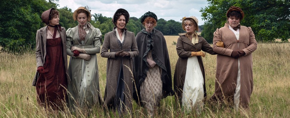 Ein Teil des „Stolz und Vorurteil“-Ensembles mit Hauptdarstellerin Emma Corrin (ganz links) – Bild: Netflix/Ludovic Robert