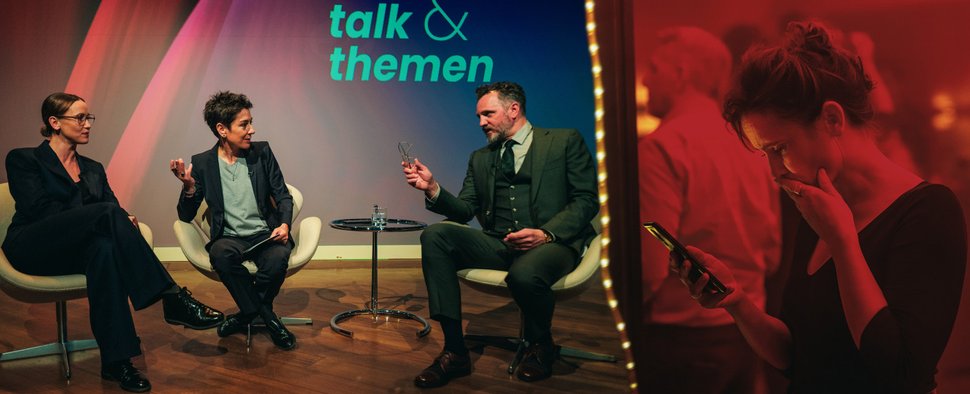 Elena (Peri Baumeister, l.) sitzt in der Talkshow „talk & themen“ neben Dunja Hayali (M.) und stellt ihr Buch vor. Dabei gerät sie in eine hitzige Diskussion mit Boris Graubner (Roland Silbernagl, r.). Kurz darauf erhält sie zahlreiche Hasskommentare. – Bild: ZDF/Julia Feldhagen/Willi Weber