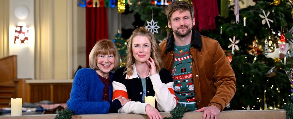 „Eine fast perfekte Bescherung“ mit Ursela Monn (l.), Christine Eixenberger und Steve Windolf – Bild: ZDF/Christoph Assmann