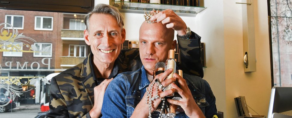 „Einfach hairlich – Die Friseure“: Andreas (l.) und Sebastian (r.) betreiben den „Salon Pompadur“ in Hamburg – Bild: RTL II/Stefanie Schumacher