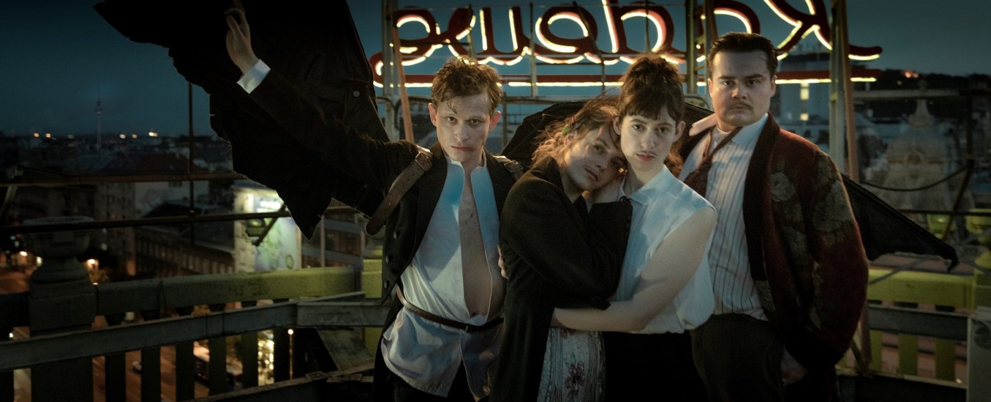 „Eldorado KaDeWe“ und „Schneller als die Angst“: ARD-Serienhighlights zum Jahreswechsel – Historische Miniserie an Weihnachten und Thriller-Mehrteiler an Neujahr – Bild: ARD Degeto/​RBB/​Constantin/​UFA/​Dávid Lukács