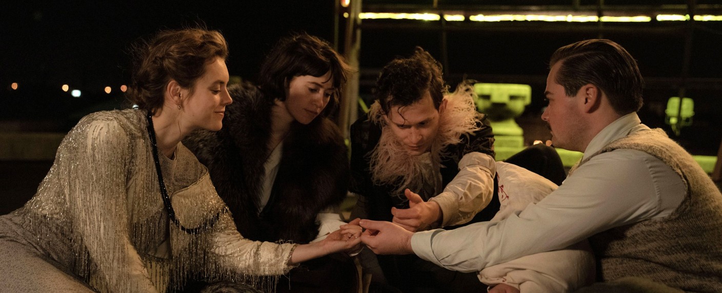 Quoten: „Eldorado KaDeWe“ muss sich „Mord in der Familie“ deutlich geschlagen geben – „WWM“ bei Jüngeren vorn, Sat.1, RTL Zwei und Kabel Eins punkten mit Filmen – Bild: ARD Degeto/​RBB/​Constantin Film/​UFA Fiction/​Dávid Lukács