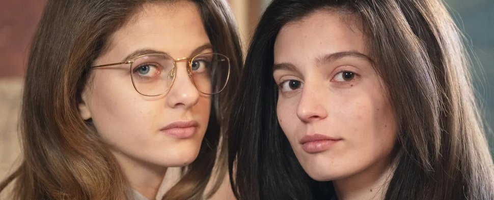Elena (Margherita Mazzucco, l.) und Lila (Gaia Girace) in der dritten Staffel von „Meine geniale Freundin“ – Bild: Eduardo Castaldo / HBO