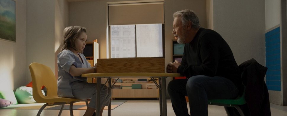 Eli (Billy Crystal) mit seinem jungen Patienten Noah (Jacobi Jupe) – Bild: Apple TV+