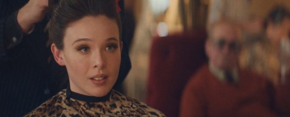 Ella Beatty („Feud“) wird für die vierte Staffel von „Monster“ zur Axtmörderin Lizzie Borden – Bild: FX