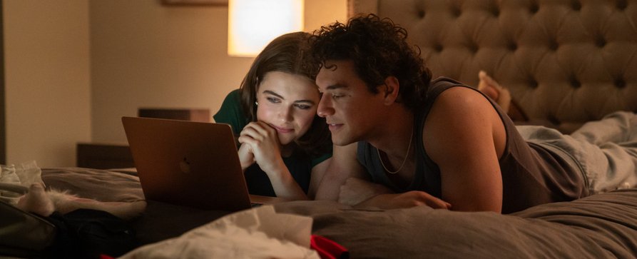 Prime Video verlängert Young-Adult-Serie „Off Campus“ noch vor dem Start – Romantisches Drama nach Elle-Kennedy-Roman spielt im Umfeld von College-Eishockeyteam – Bild: Prime Video/​Liane Hentscher