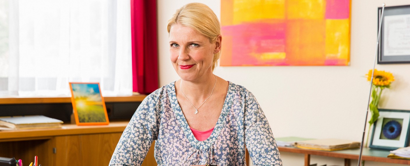 „Ellerbeck“: Details zur neuen ZDF-Comedyserie mit Cordula Stratmann – Sechs Folgen werden im Mockumentary-Stil gedreht – Bild: ZDF/​Frank Dicks