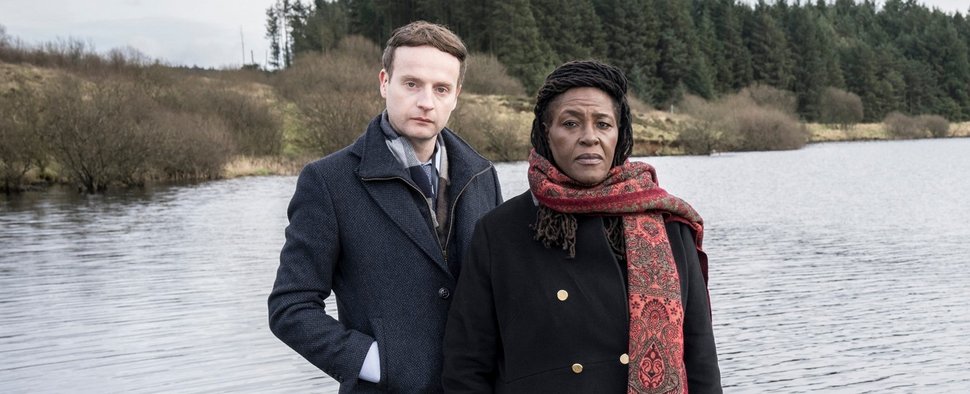„Ellis“: Andrew Gower als DS Chet Harper und Sharon D. Clarke als DCI Ellis – Bild: Channel 5