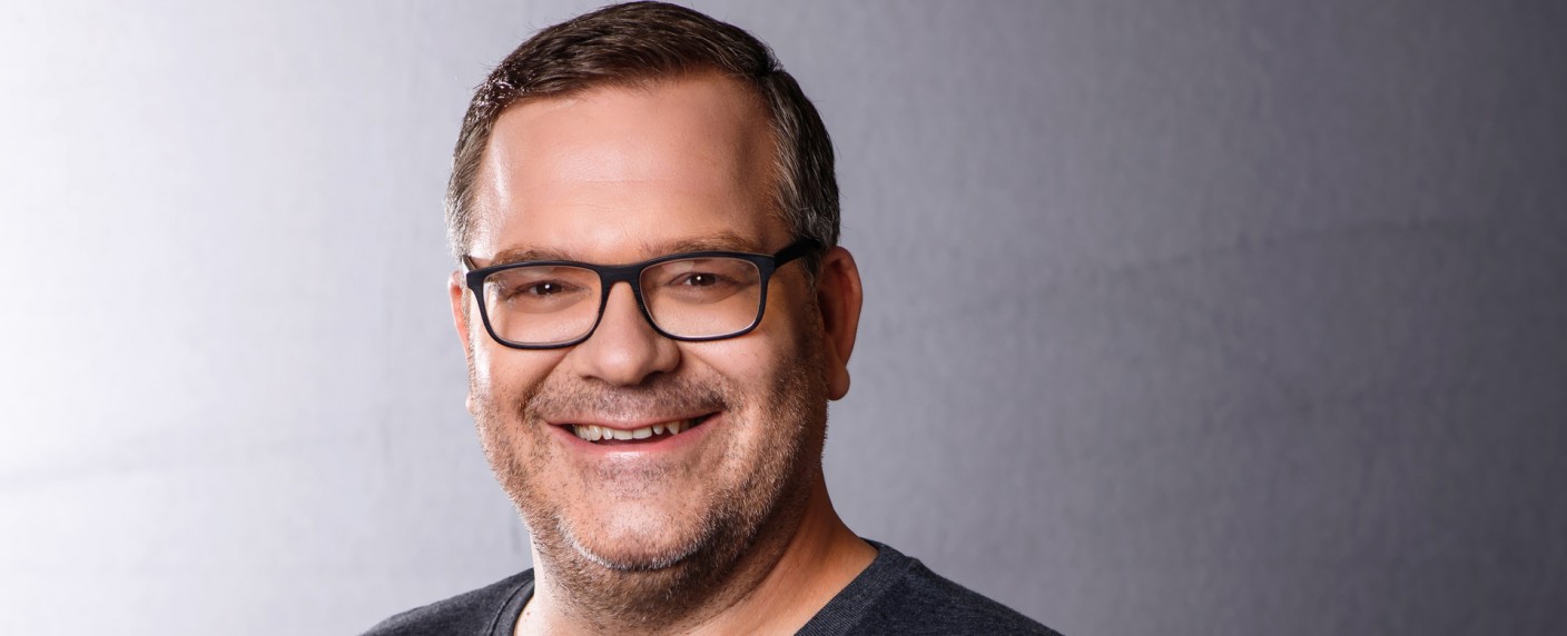 ESC 2023: Elton verkündet die deutschen Punkte – Barbara Schöneberger moderiert Rahmenprogramm in Liverpool – Bild: ZDF/​Willi Weber