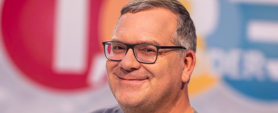 Elton geht aufs „Traumschiff“: Erste große Schauspielrolle für Moderator – Dreharbeiten zu zwei neuen Reisen des ZDF-Luxusdampfers gestartet – Bild: ZDF/​Ralf Wilschewski
