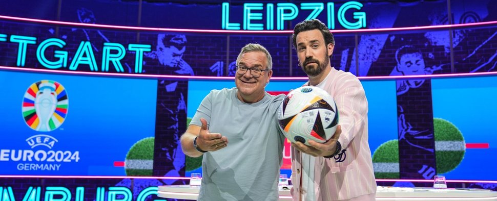 Elton (l.) und Jan Köppen moderieren „Das RTL EM-Studio“ – Bild: RTL/Anne Werner