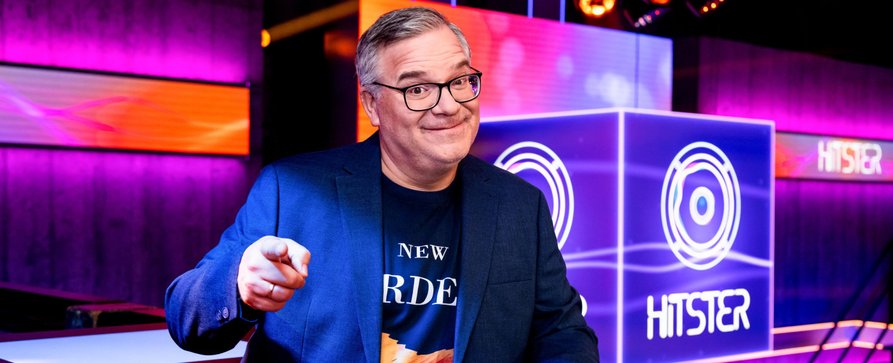 „Hitster“: Gameshow-Adaption des Partyspiels startet auf überraschendem Sendeplatz – Elton moderiert neue RTL-Musikspielshow – Bild: RTL/​Annette Etges